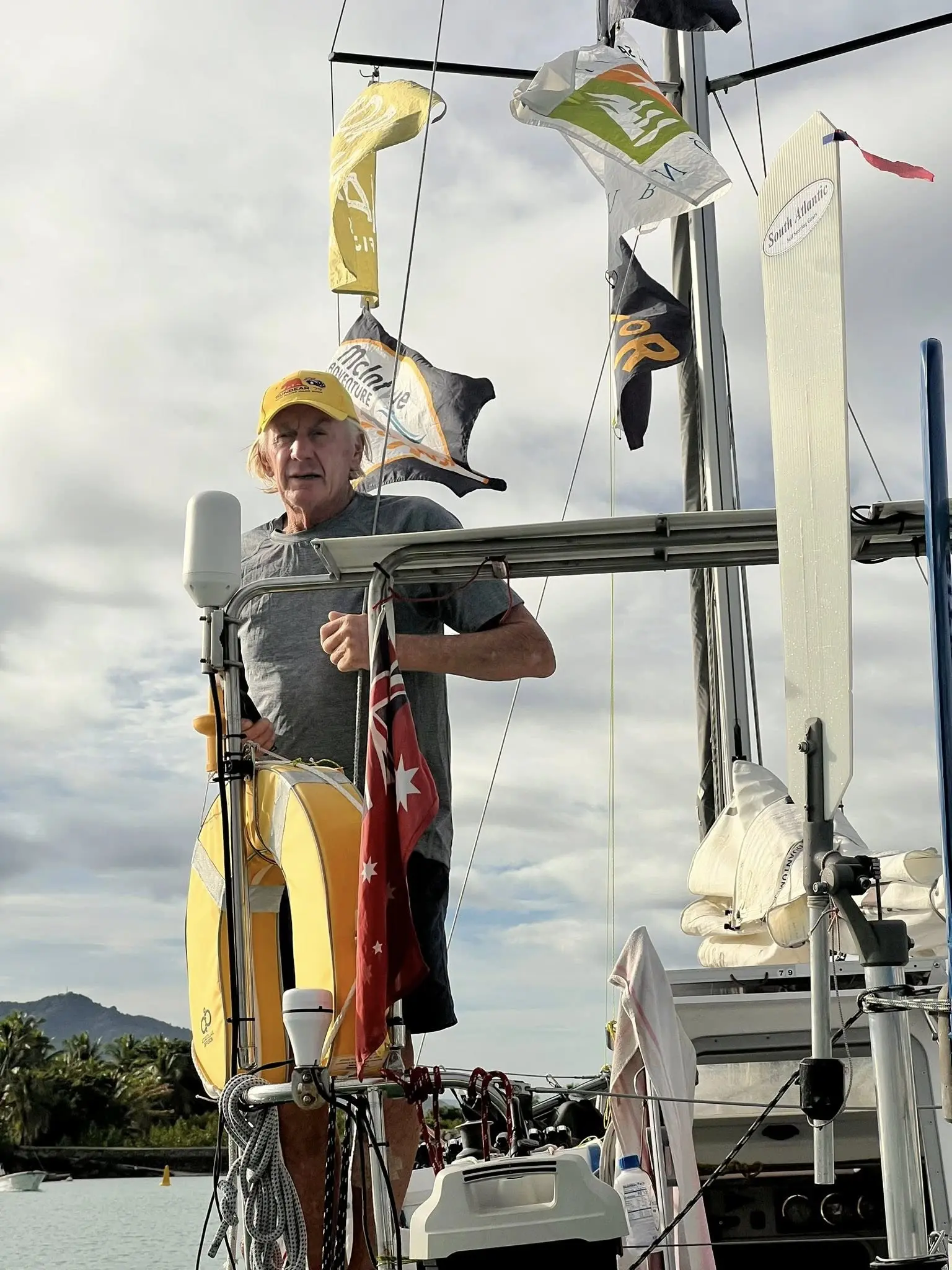 Aerodynamic vane mechanism reacting to apparent wind shifts