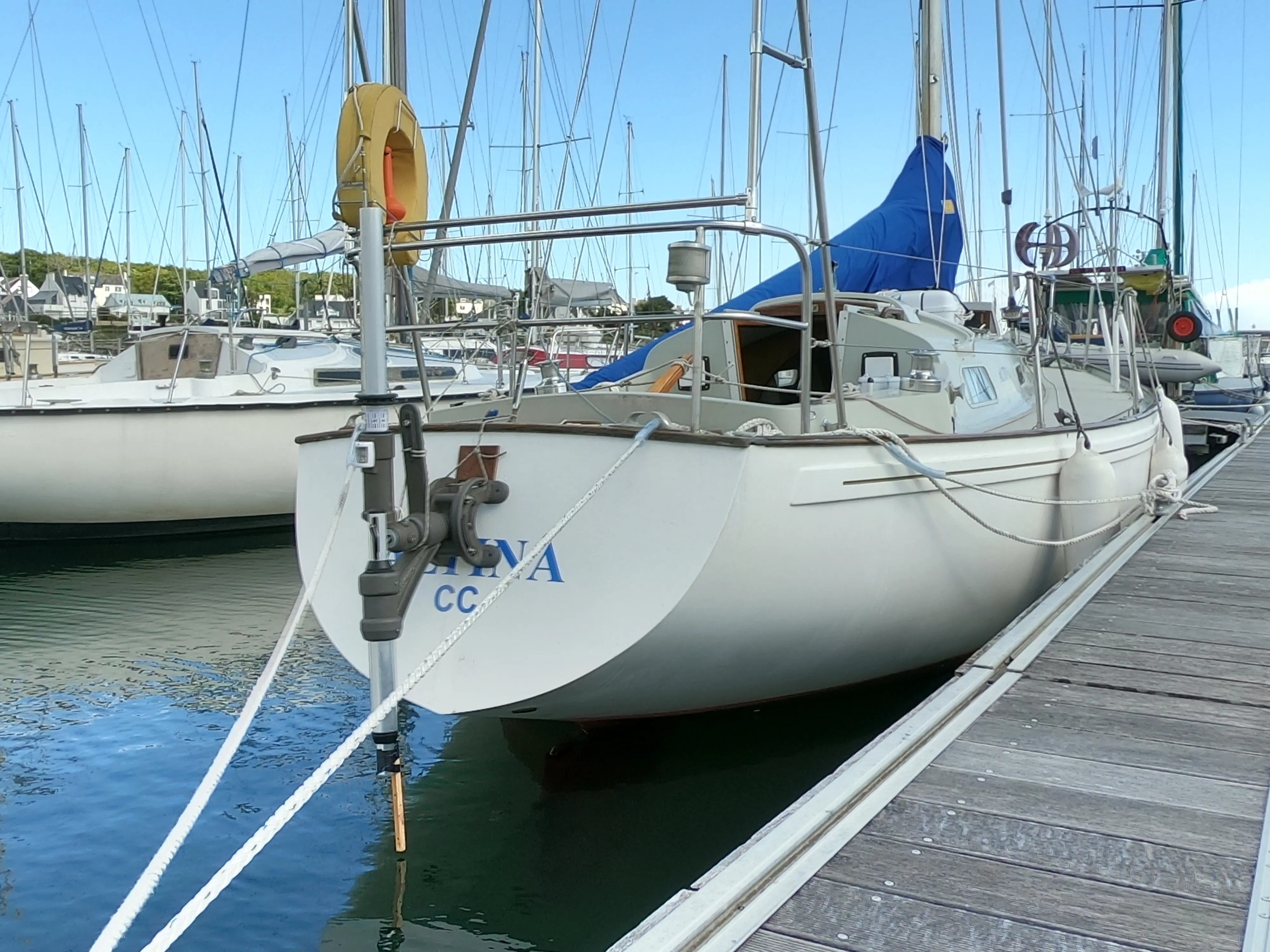 Offshore sailing vessel equipped with a mechanical self-steering system