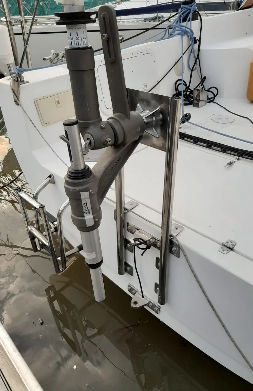 Servo-pendulum self-steering system mounted on a cruising yacht transom