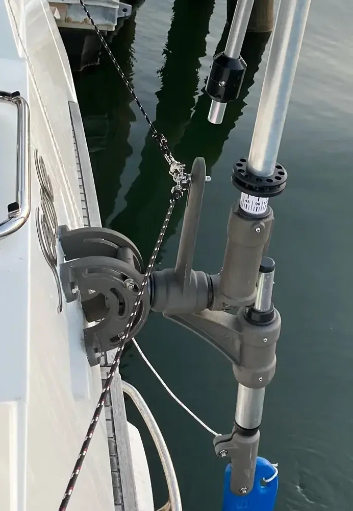 Pendulum arm and rudder blade interaction during a sea trial