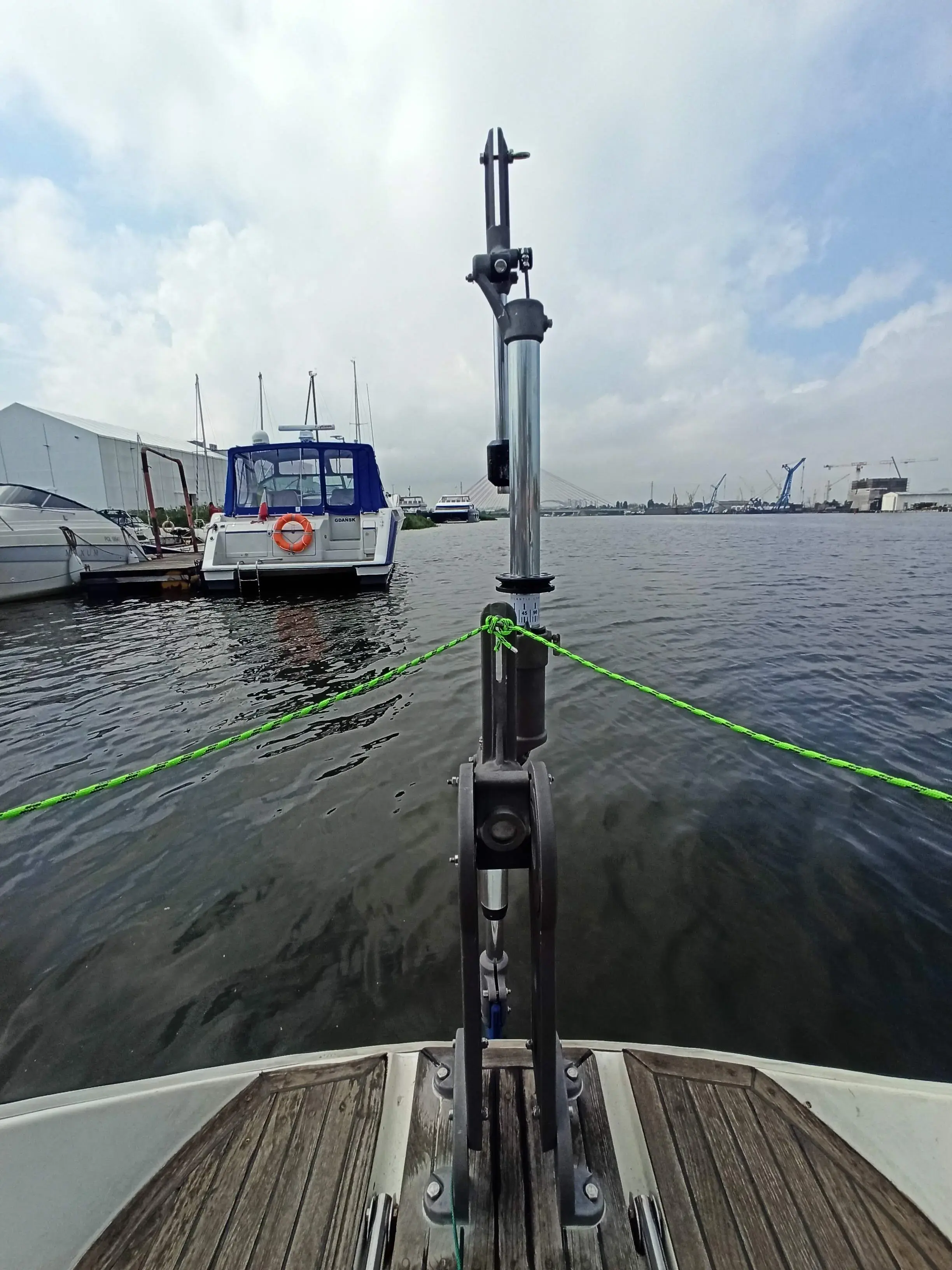 Transom mount assembly for a large displacement cruising yacht