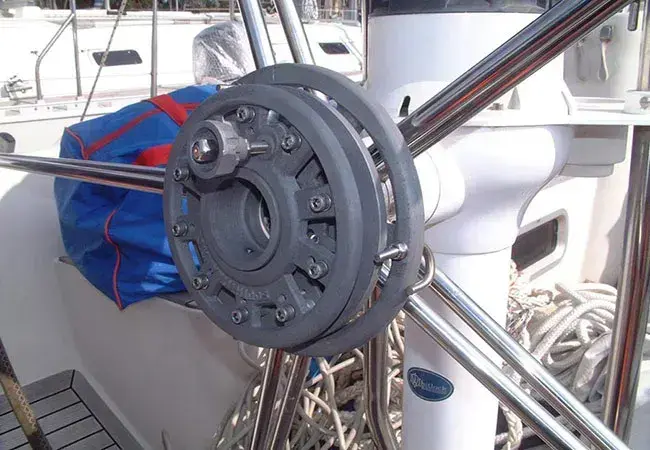 Auxiliary rudder and pendulum connection for precise steering control