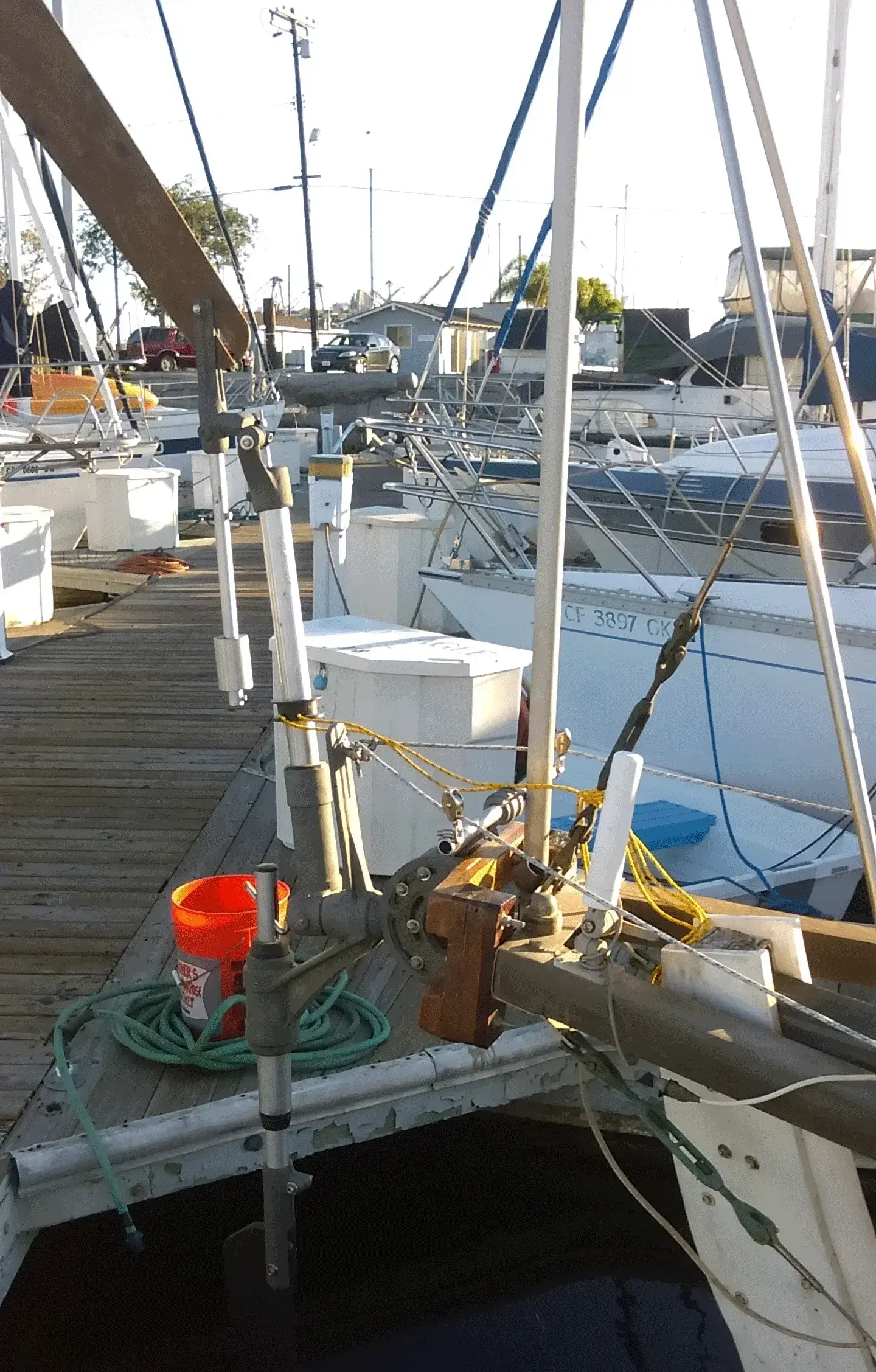 Adjustment knobs and trim tabs for calibrating the wind gear