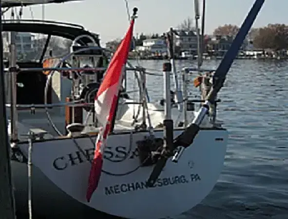 Auxiliary rudder and pendulum connection for precise steering control