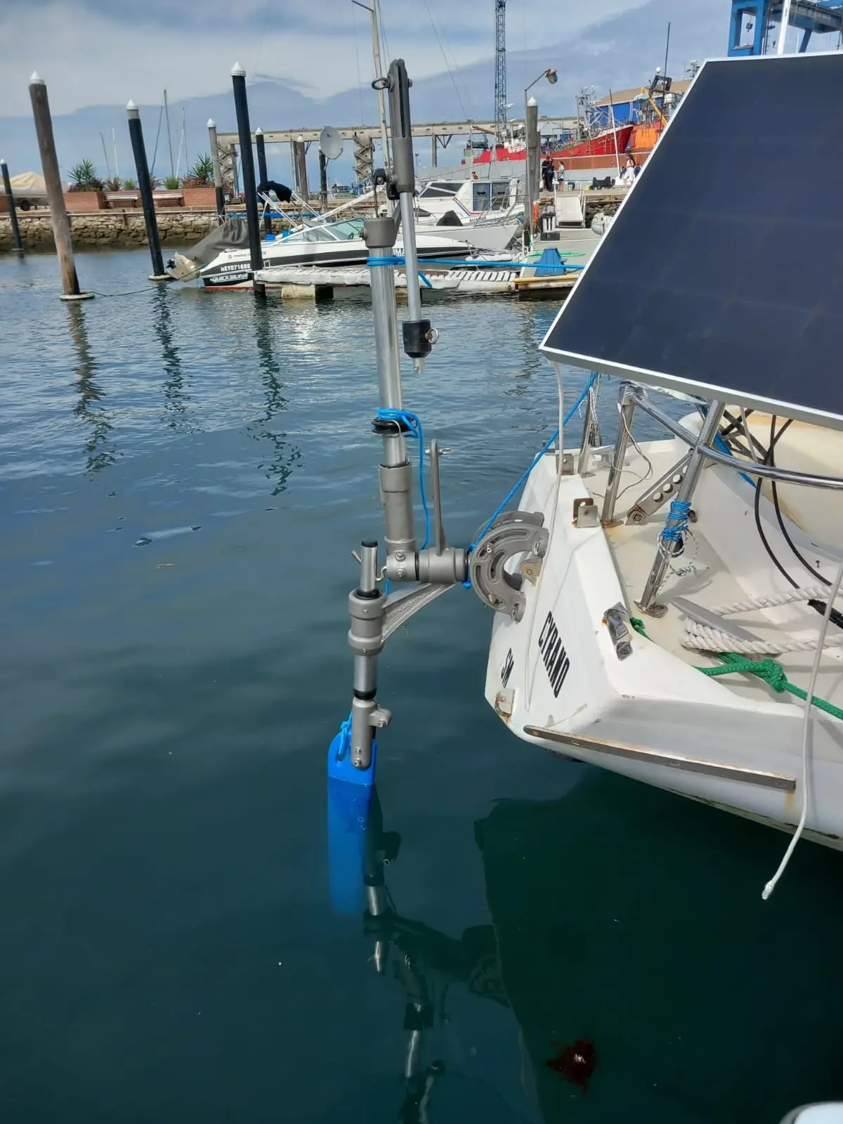 Adjustment knobs and trim tabs for calibrating the wind gear