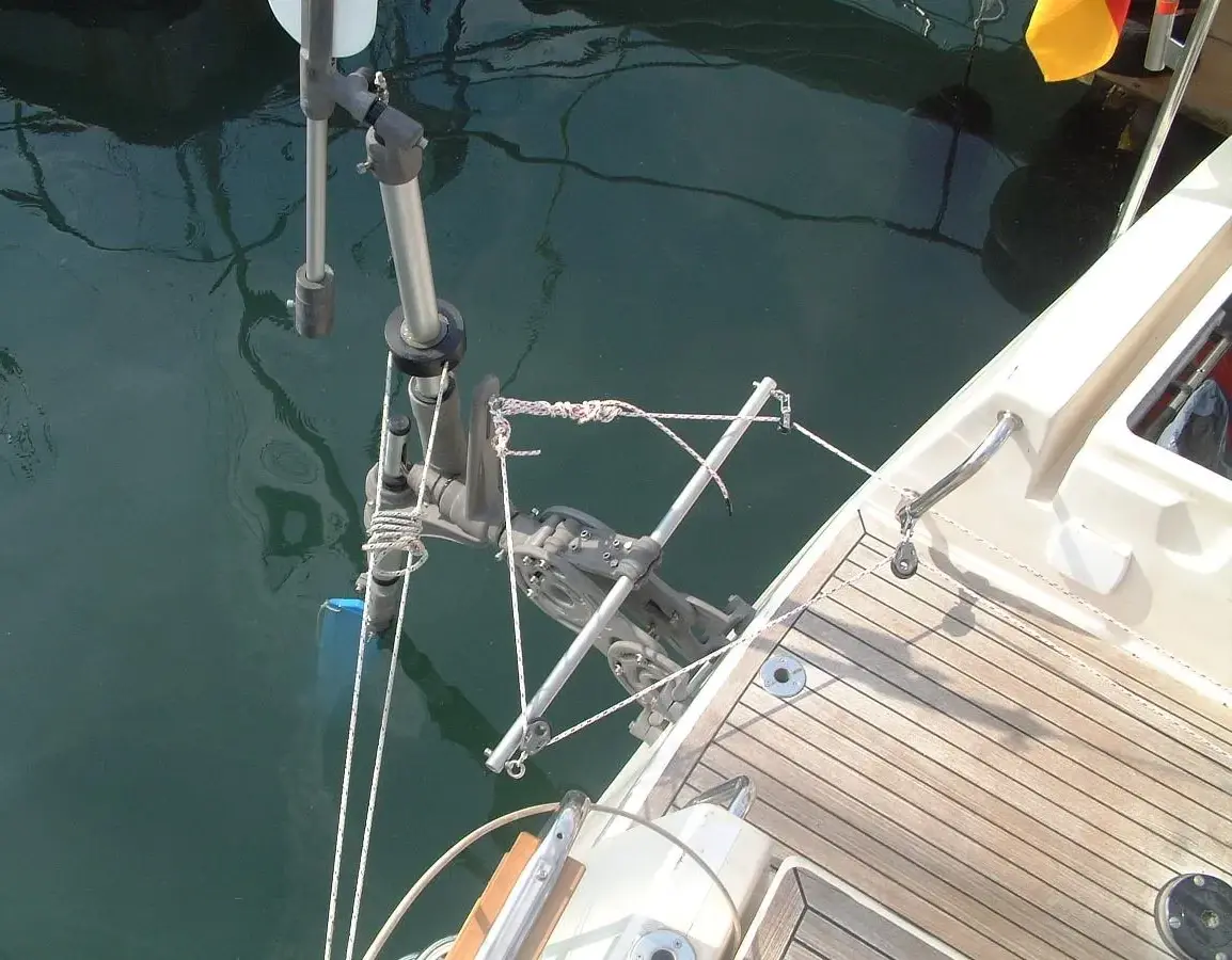 Structural detailing of the transom mounting plates and brackets