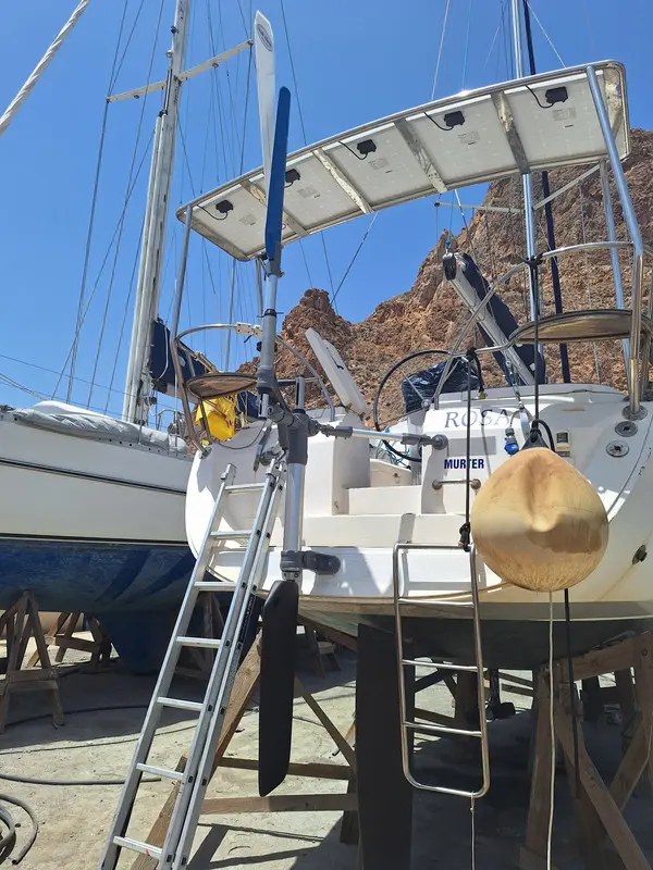 Clean deck layout with the autonomous steering unit at the stern
