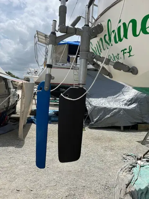 Adjustable trim tab on the auxiliary rudder for course corrections