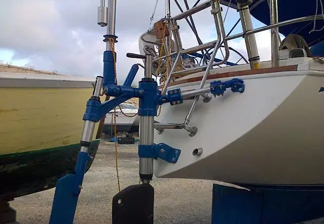Auxiliary rudder self-steering system mounted on the transom of a large sailboat