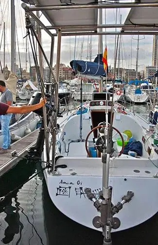 Adjustable trim tab on the auxiliary rudder for course corrections
