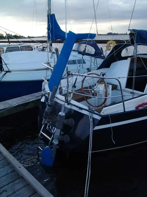 Independent rudder blade mechanism providing direct steering force