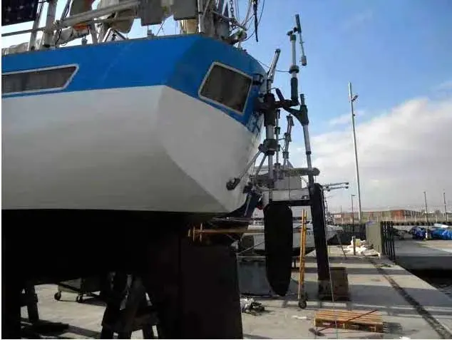 Hands-free navigation achieved with an independent trailing rudder
