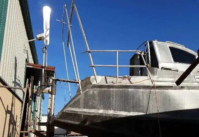 Self-steering mechanism maintaining a steady beam reach course