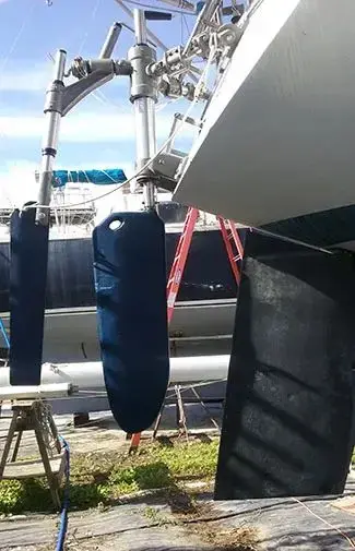 Transom reinforcement plates supporting the heavy-duty rudder mechanism