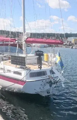 Mechanical self-steering setup providing reliable downwind stability