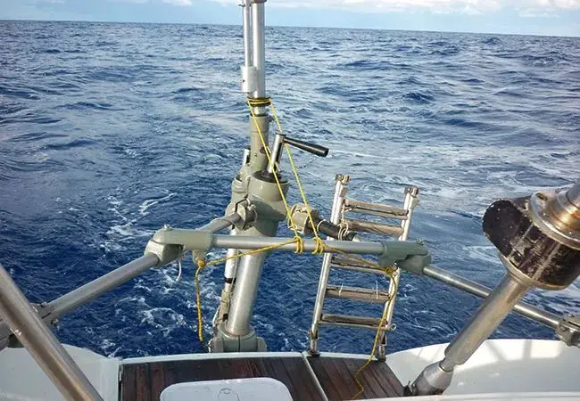 Adjustable trailing edge of the auxiliary rudder for optimal lift