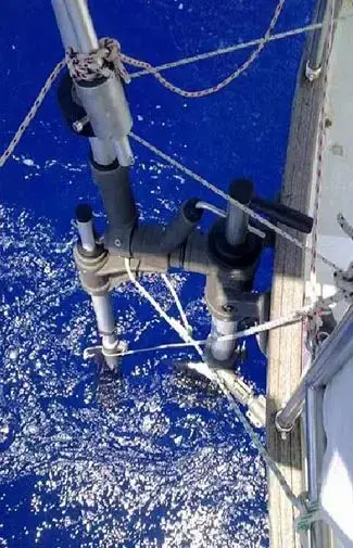Auxiliary rudder system navigating the Magellan straits under heavy winds