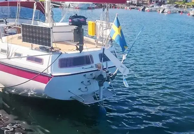 Offshore yacht utilizing an auxiliary self-steering rudder for long distances