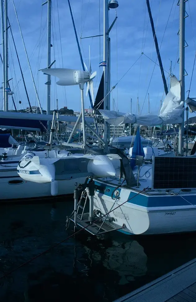 Heavy displacement vessel guided by an independent self-steering rudder